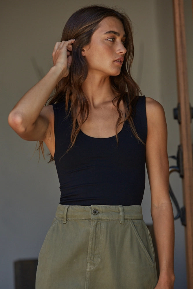 Double layered seamless tank top with scooped neckline, black sleeveless
