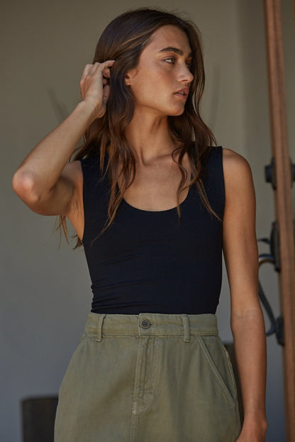 Double layered seamless tank top with scooped neckline, black sleeveless